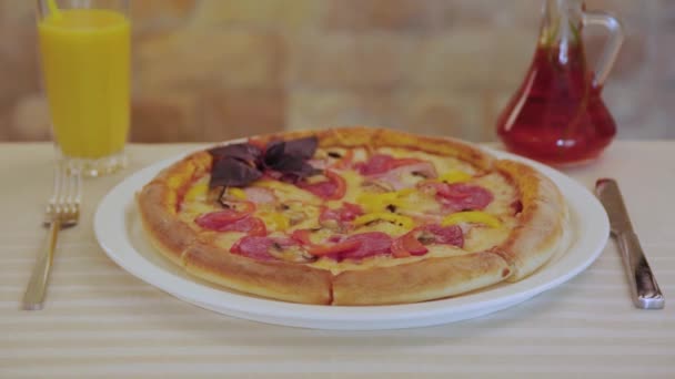 Pizza caliente fresca con salchicha y queso en un plato blanco. — Vídeos de Stock