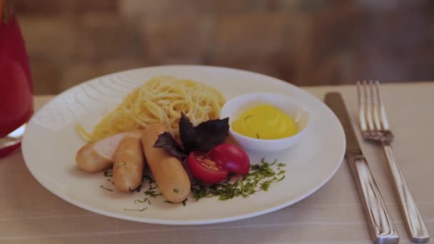 新鮮なマカロニは皿の上にソーセージとソースでチーズを振りかけた. — ストック動画