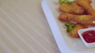 Tabakta sos olan taze çıtır nuggetlar..