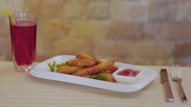 Tabakta sos olan taze çıtır nuggetlar..