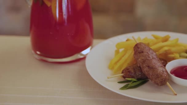 Свежий горячий кебаб с жареной картошкой и соусом. — стоковое видео