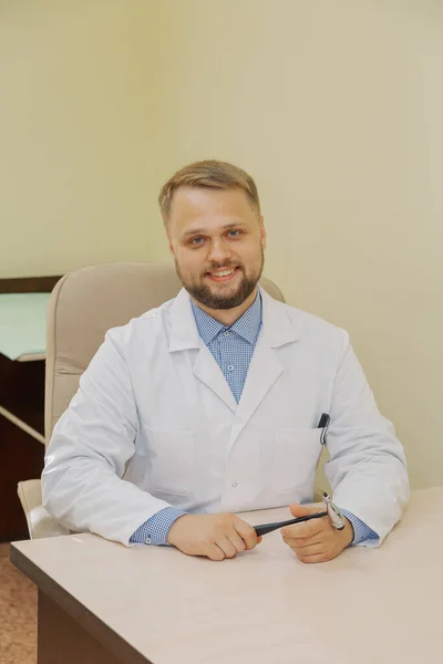 Joven médico en la mesa de su consultorio. — Foto de Stock