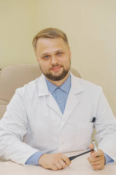 Joven médico en la mesa de su consultorio. — Foto de Stock