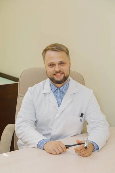 Joven médico en la mesa de su consultorio. — Foto de Stock