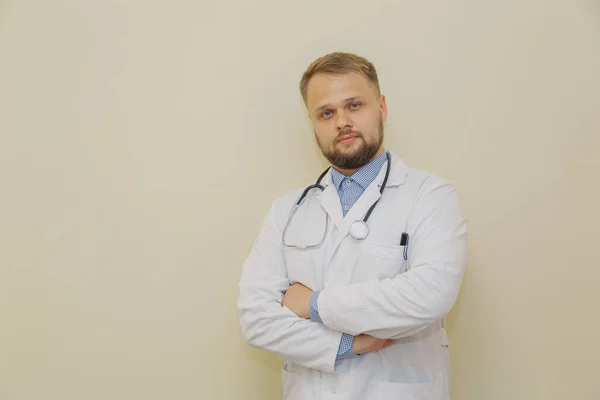 Duvardaki erkek doktor. İşten sonra yorgun doktor.. — Stok fotoğraf