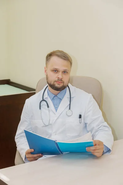 Médico masculino en la mesa con documentos. — Foto de Stock