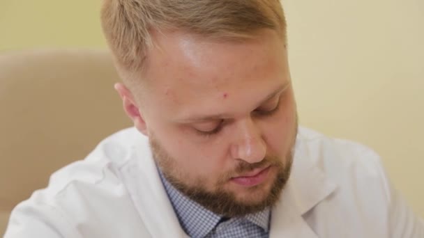 Male doctor .Portrait of a doctor. — Stock Video