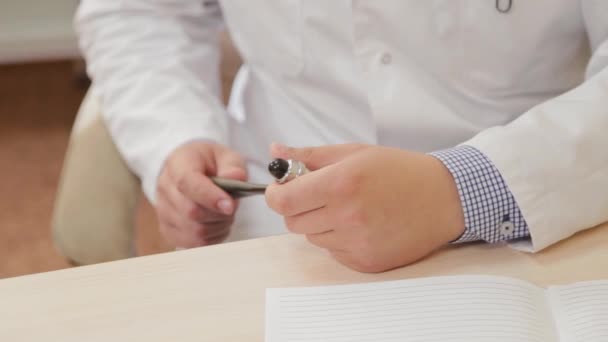 Médico varón sosteniendo un martillo en su mano. — Vídeos de Stock