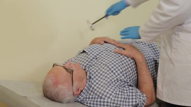 Neurologe untersucht ältere Patientin. — Stockvideo