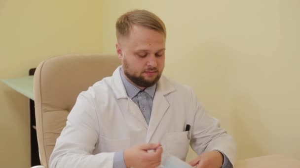 Erkek doktor maske takar.. — Stok video