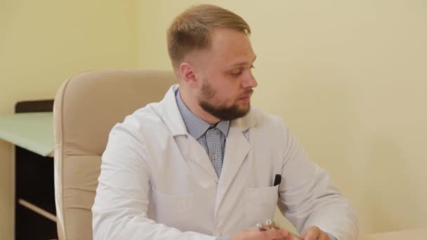 Neurolog mužského lékaře s nástrojem pro práci. — Stock video