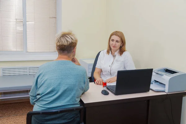 Terapeuta doctora hablando con paciente en clínica. —  Fotos de Stock