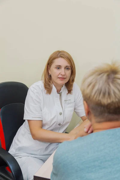 Kadın doktor klinikte hastayla konuşuyor.. — Stok fotoğraf