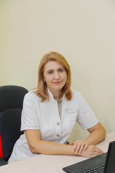 Femme médecin à la table de la clinique. — Photo