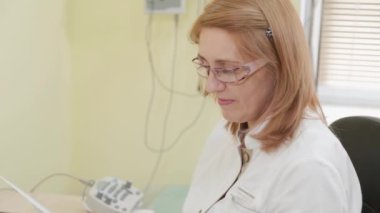 Bilgisayarda çalışan kadın terapist..