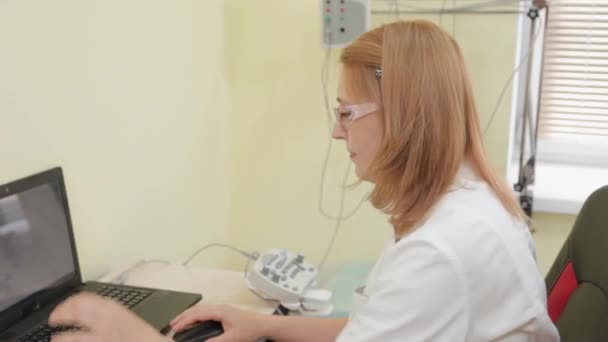 컴퓨터에서 일하는 여성 치료사. — 비디오