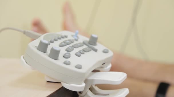 女性医師は神経インパルスを測定するためにデバイスをクリックします. — ストック動画
