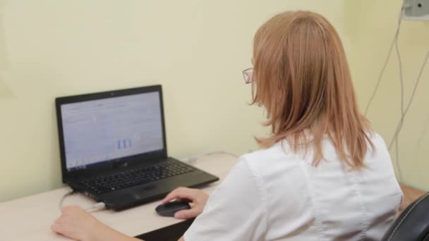 Frauentherapeutin arbeitet am Computer. — Stockvideo