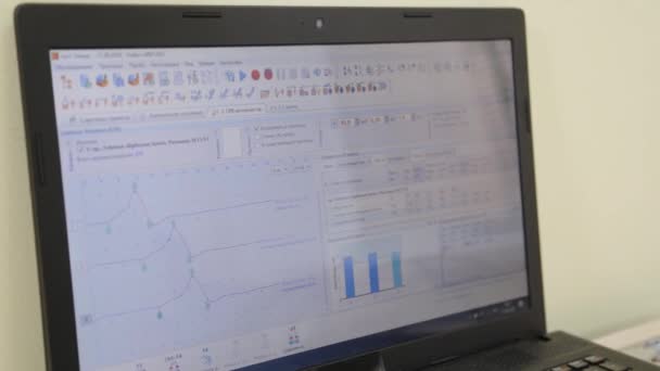 Monitor de computador com indicações médicas. — Vídeo de Stock