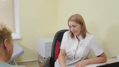 Kadın terapist bir hastayla konuşuyor..
