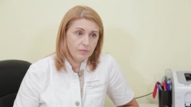 Kadın terapist bir hastayla konuşuyor..