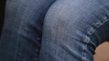 Kadın nörolog özel bir klinikte bir hastayı muayene ediyor..