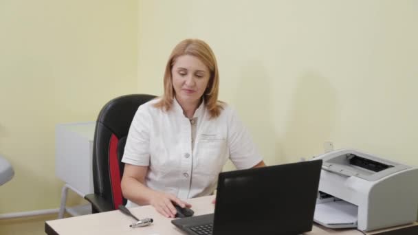 Femme neurologue travaille à l'ordinateur. — Video