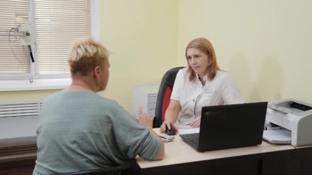 Thérapeute féminine parlant à un patient. — Video
