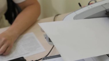 Kadın doktor bir hastaya reçete yazar..