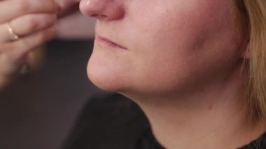 Güzellik salonunda makyaj yapan güzel bir kadın..