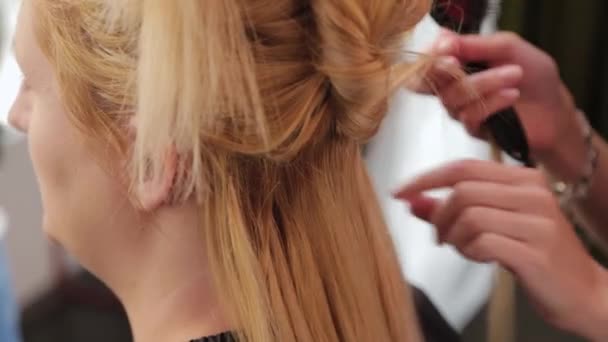 Mulher bonita recebendo seu cabelo feito na barbearia. — Vídeo de Stock