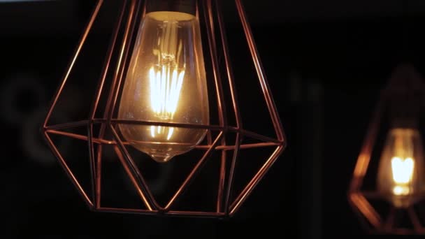 Abstrakcyjna lampa sufitowa - obiekt wewnętrzny z lampą LED. — Wideo stockowe