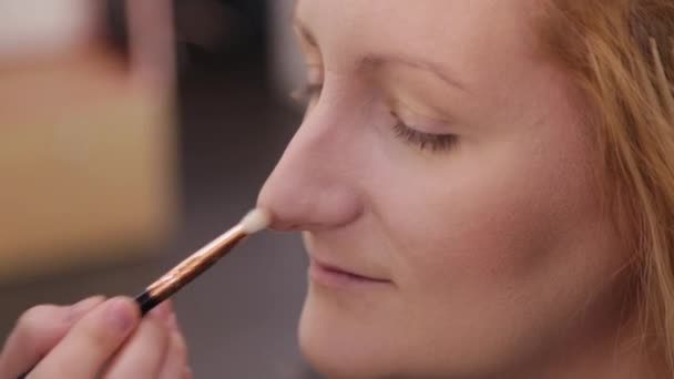 Gyönyörű nő csinál smink egy szépségszalonban. — Stock videók