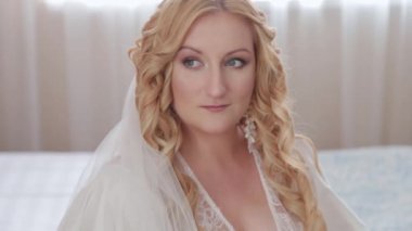 Yatakta poz veren kadın gelin. Bir kadın portresi.