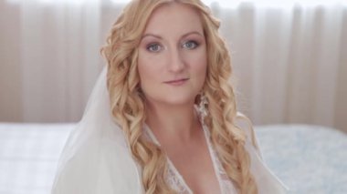 Yatakta poz veren kadın gelin. Bir kadın portresi.