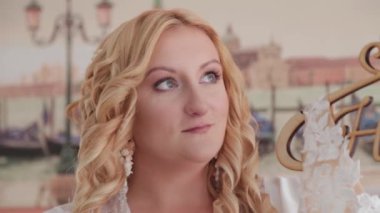 Yatakta poz veren kadın gelin. Bir kadın portresi.