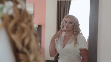 Yatakta poz veren kadın gelin. Bir kadın portresi.