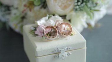 Kutusunda yüzükler olan zarif bir düğün buketi..