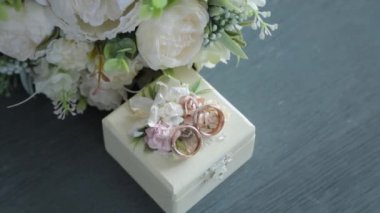 Kutusunda yüzükler olan zarif bir düğün buketi..