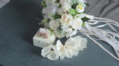 Kutusunda yüzükler olan zarif bir düğün buketi..