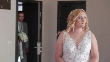 Odadaki yakışıklı damat gelini öpüyor..