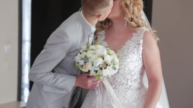 Odadaki yakışıklı damat gelini öpüyor..