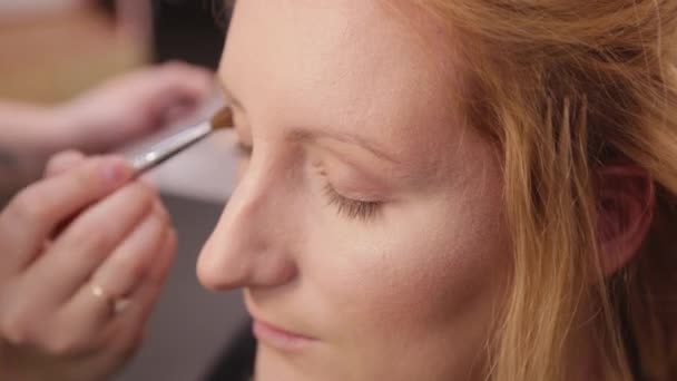 Mulher bonita fazendo maquiagem em um salão de beleza. — Vídeo de Stock