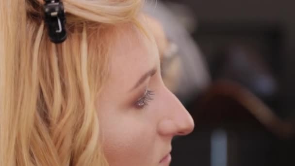 Gyönyörű nő csinál smink egy szépségszalonban. — Stock videók