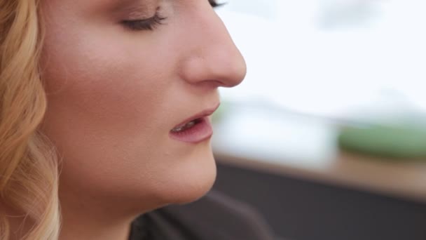 Hermosa mujer haciendo maquillaje en un salón de belleza. — Vídeos de Stock