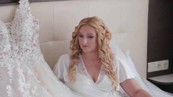 Nő menyasszony az ágyban pózol. — Stock videók