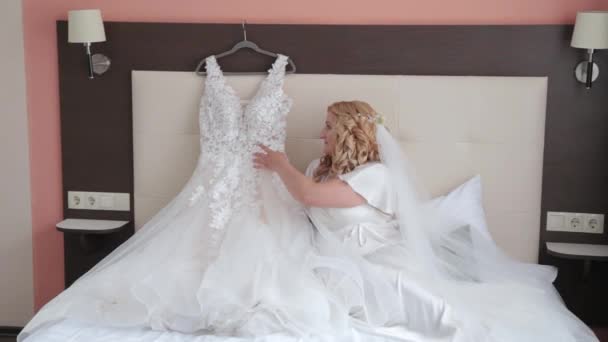 Nő menyasszony az ágyban pózol. — Stock videók