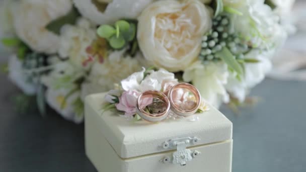 Hochzeit zarter Strauß mit Ringen auf einer Schachtel. — Stockvideo