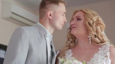 Odadaki yakışıklı damat gelini öpüyor..