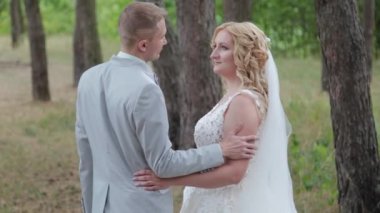 Muhteşem gelin ve damat yaz ormanında sarılıp öpüşüyor..